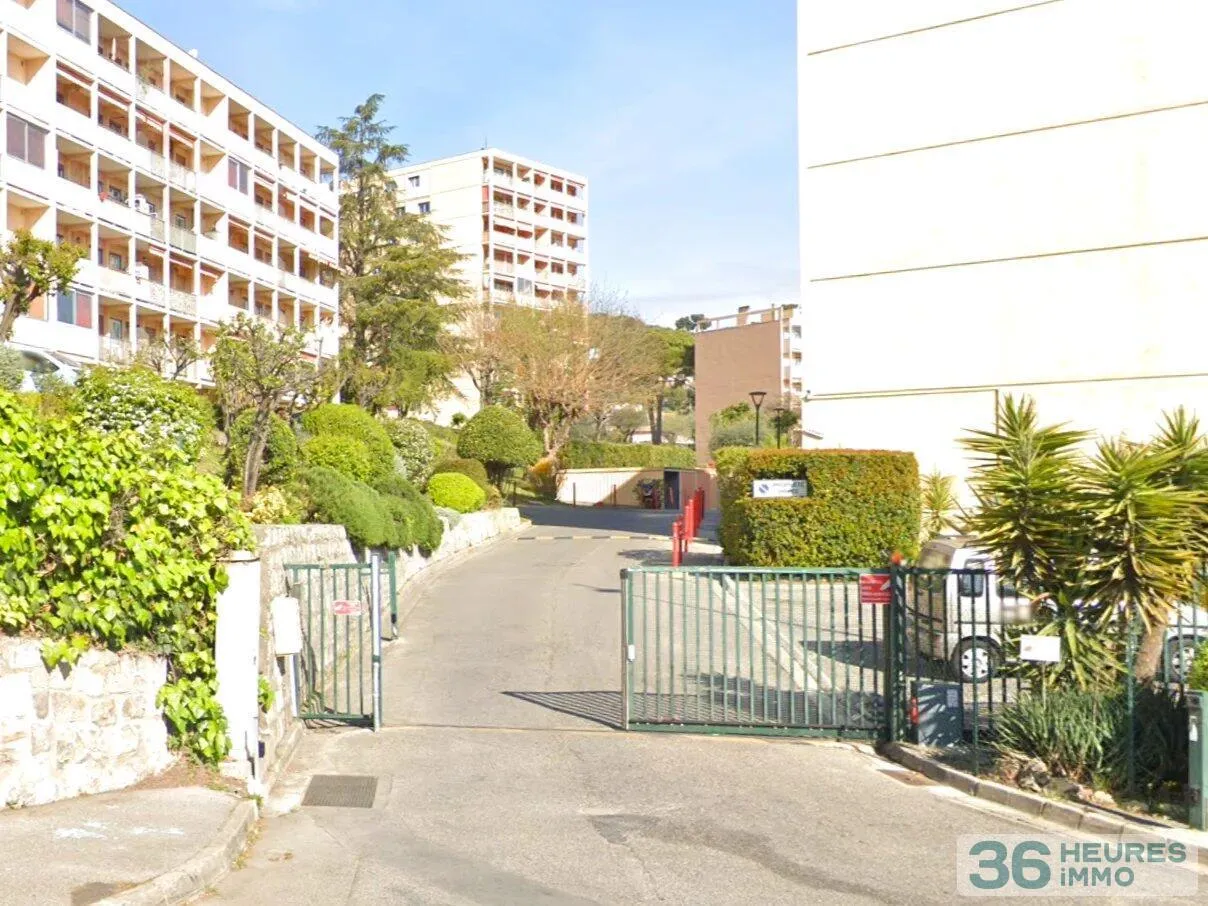 VALLAURIS LIMITE CANNES GRAND GARAGE FERMÉ 38 m²