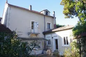 Maison avec garage et jardin
