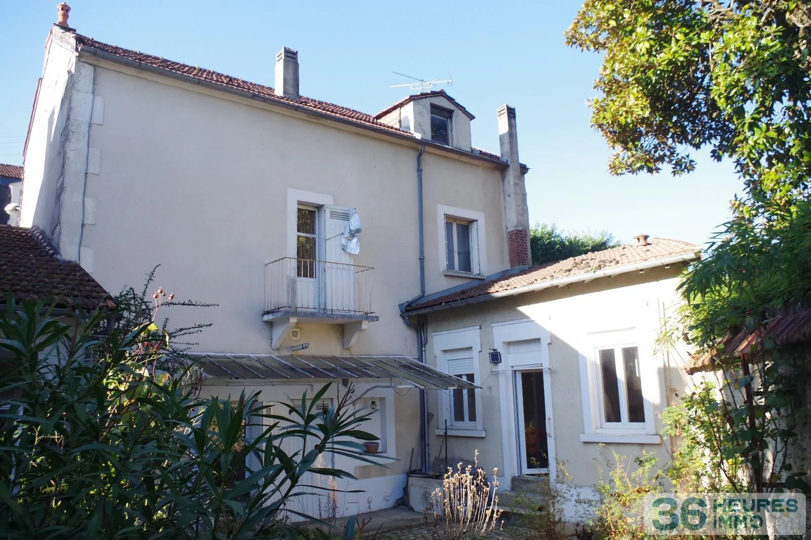 Maison avec garage et jardin