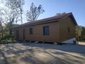 Maison en ossature bois sur sous-sol avec terrasse et vue sur la forêt