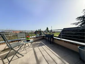 Comme une maison à Niederhausbergen ? 4 pièces lumineux avec terrasse, garage et vue dégagée.