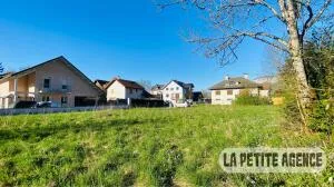 Parcelle viabilisée à 2 pas du centre du village
