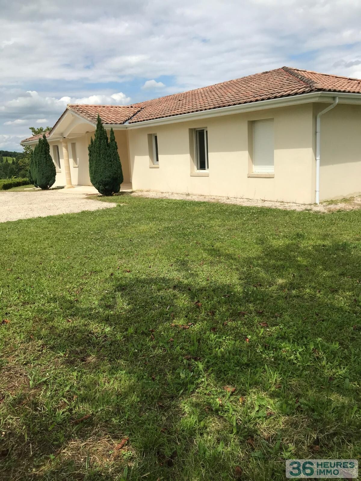 SOULIGNAC( 33760) - Sur 6200m2 env de terrain - Grande maison T5  élevée sur sous- sol avec garage 