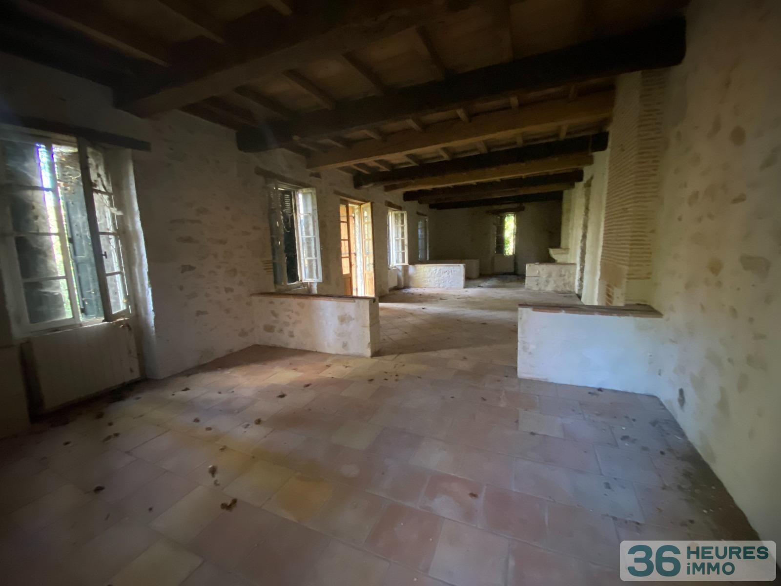 Maison à restaurer sur grande parcelle de terrain boisé. 