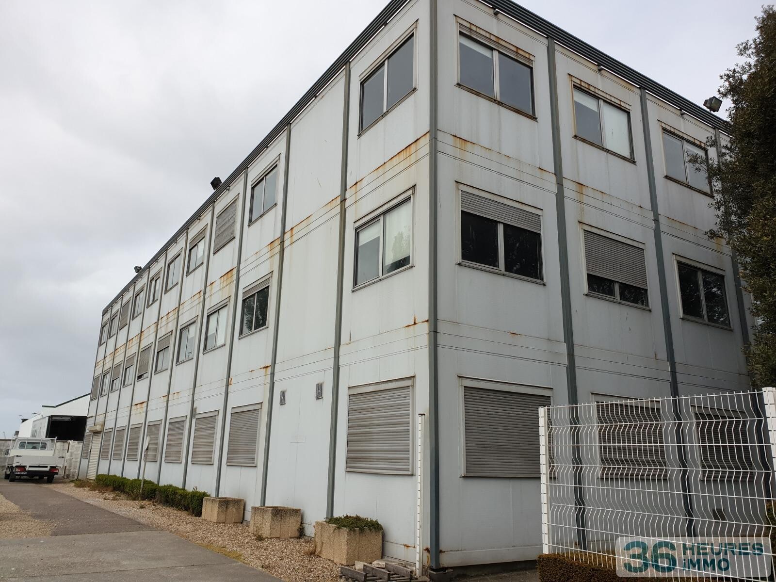 LOCAL COMMERCIAL A USAGE DE BUREAUX