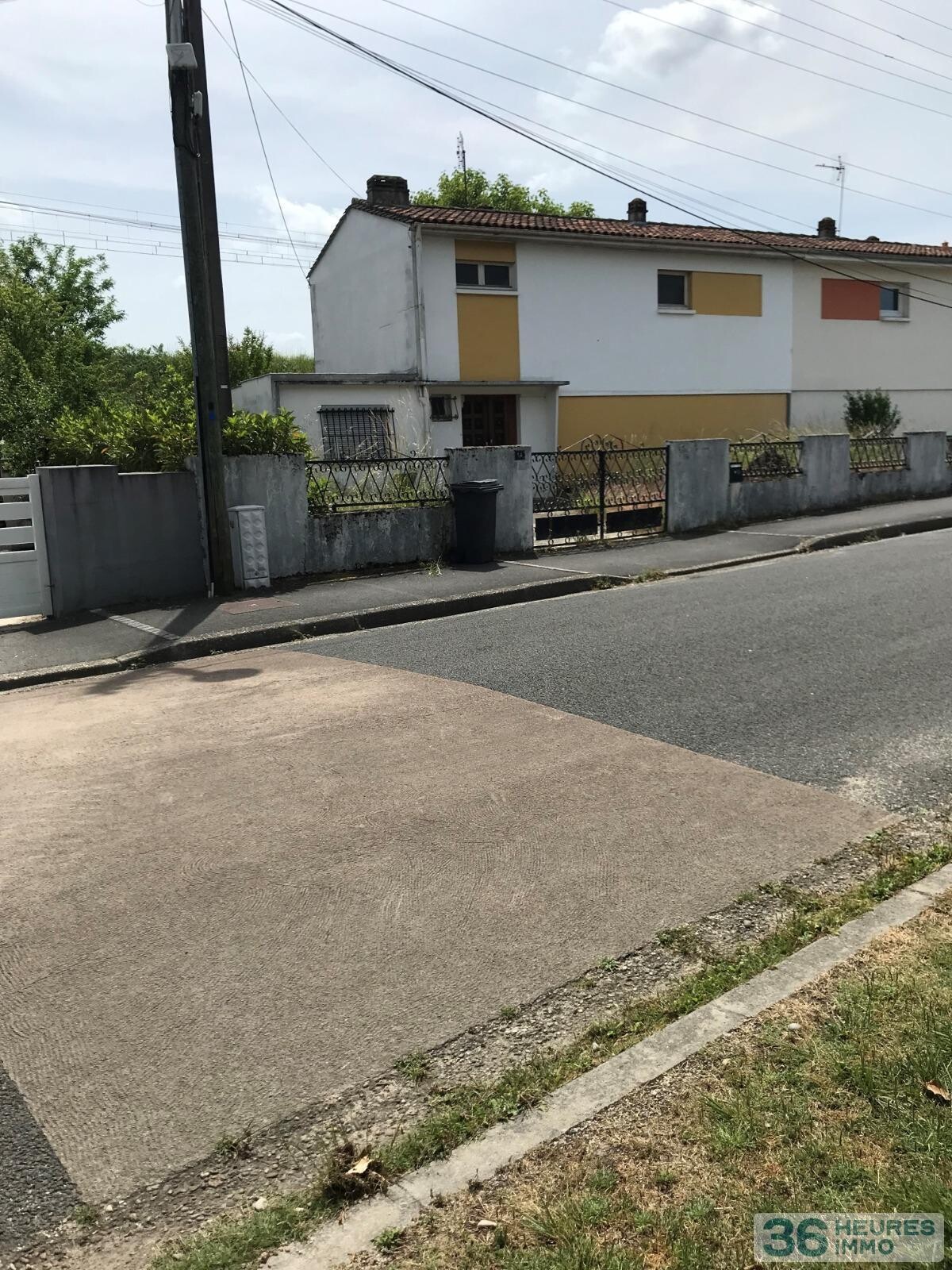 BRUGES(33520)-   Proche Le BOUSCAT Sur 431 m2 env de terrain Maison T5 à rénover  mitoyenne d 'un côté avec chai et garage 