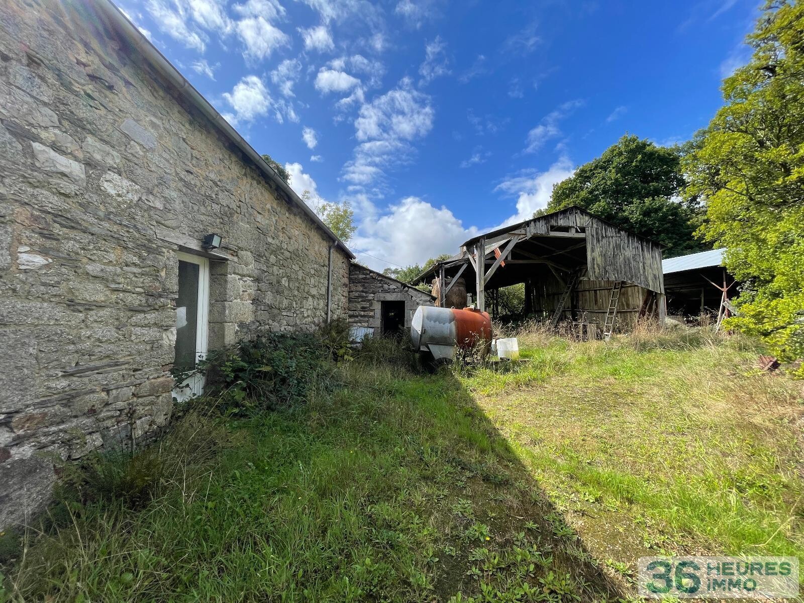 Loqueffret - ancienne longère à rénover avec terres