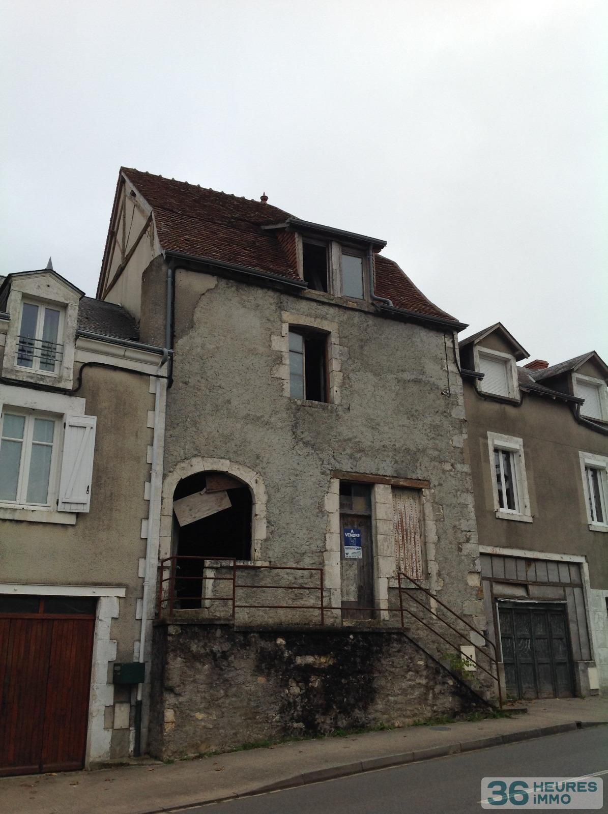 A vendre maison de ville à rénover entièrement.