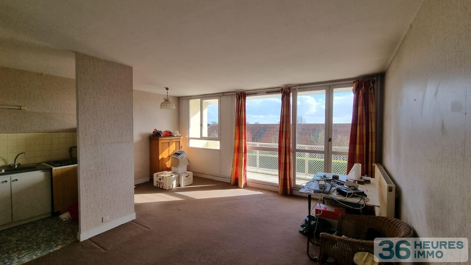 Studio avec balcon - cave et parking 