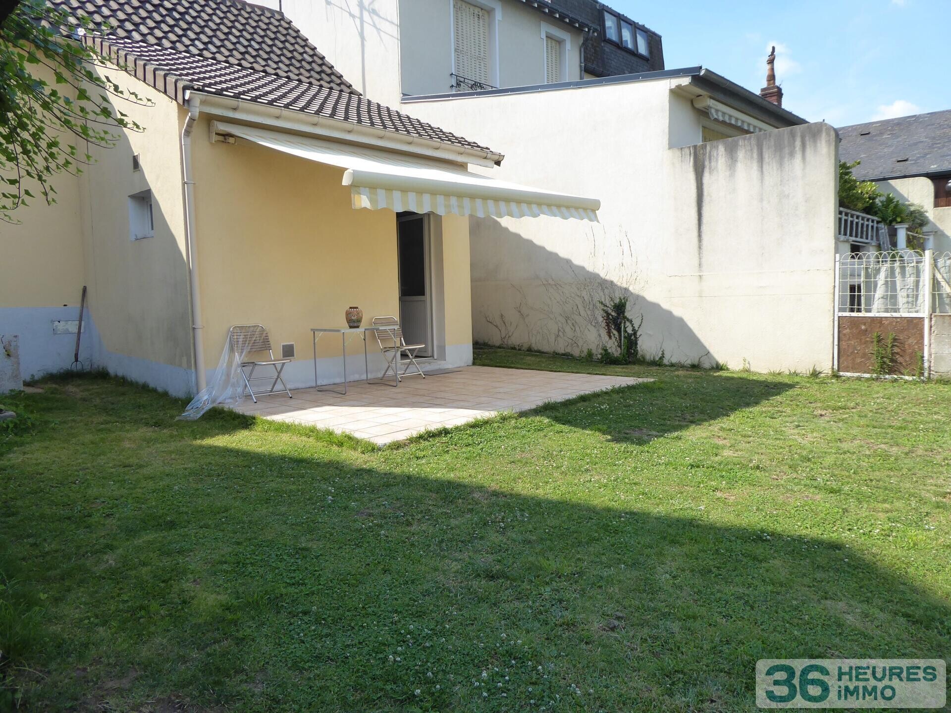 Terrain a bâtir avec petite maison