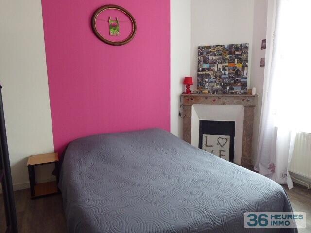 Terrain a bâtir avec petite maison