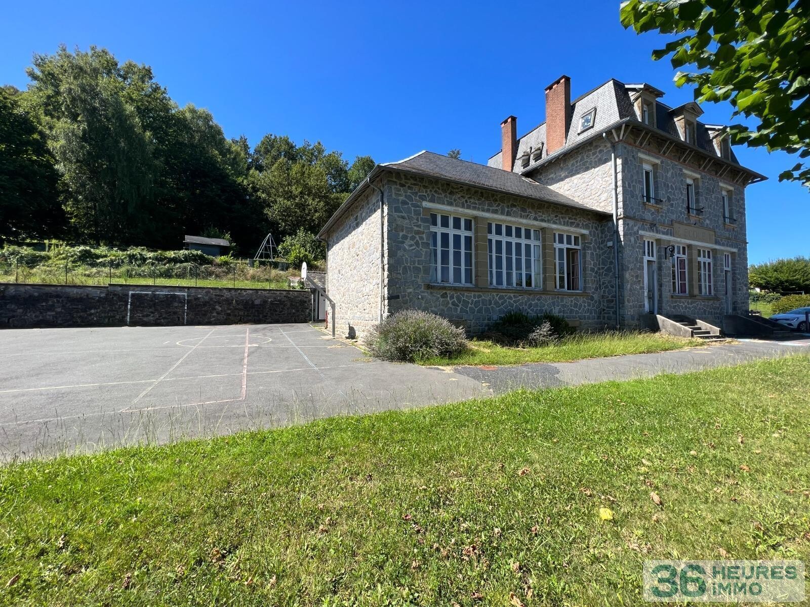 Ancienne école avec terrain, dépendances et vue dégagée sur la campagne