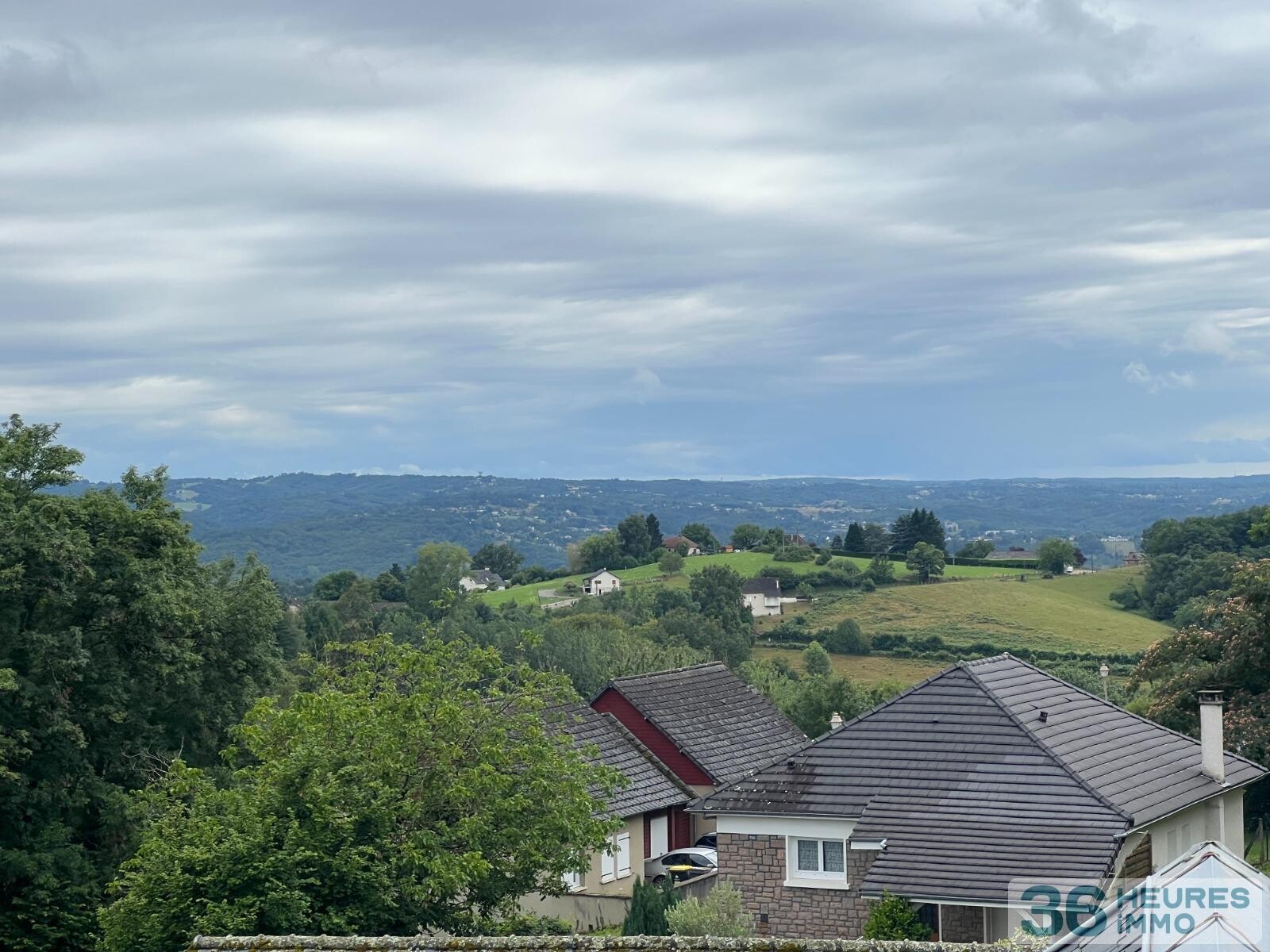 Ancienne école avec terrain, dépendances et vue dégagée sur la campagne