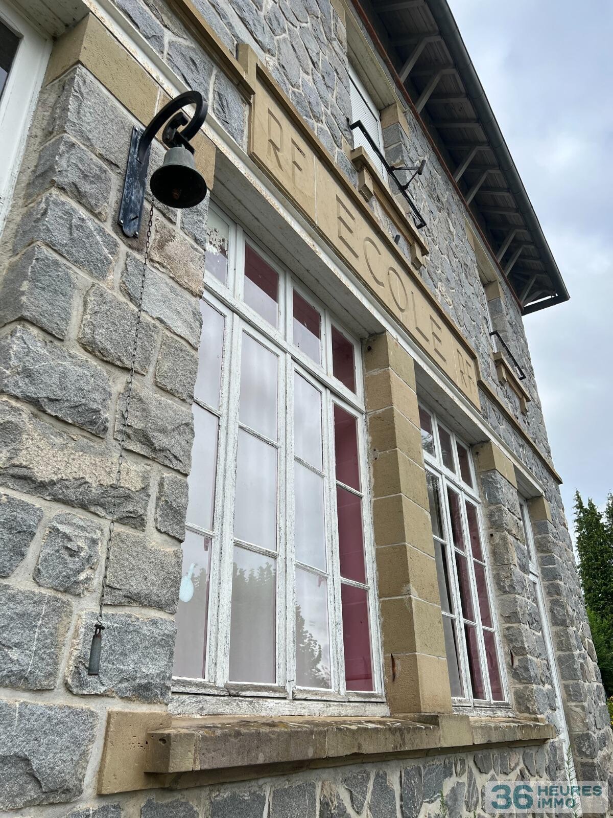Ancienne école avec terrain, dépendances et vue dégagée sur la campagne