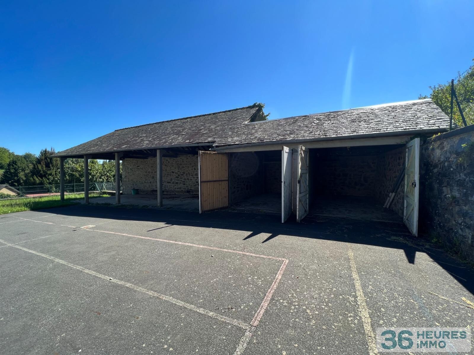 Ancienne école avec terrain, dépendances et vue dégagée sur la campagne