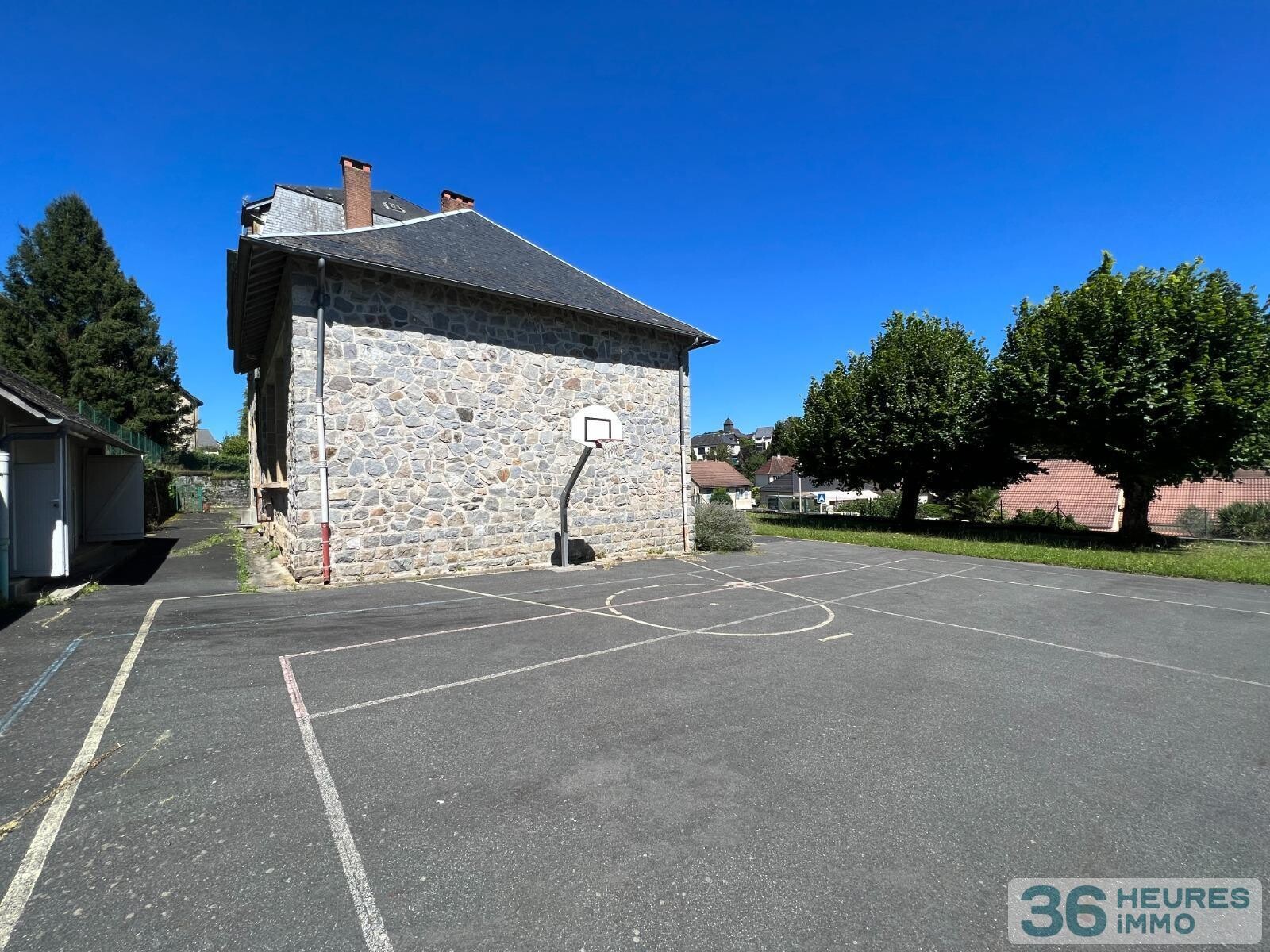 Ancienne école avec terrain, dépendances et vue dégagée sur la campagne