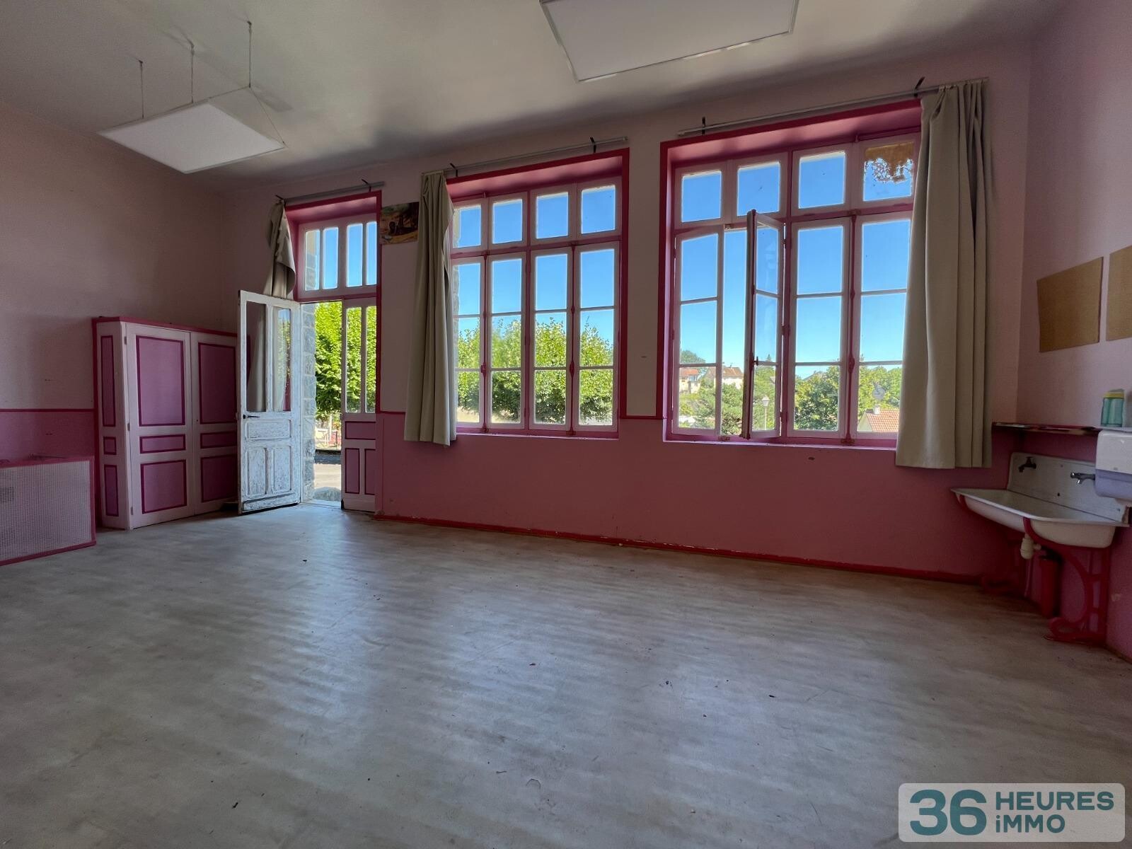 Ancienne école avec terrain, dépendances et vue dégagée sur la campagne