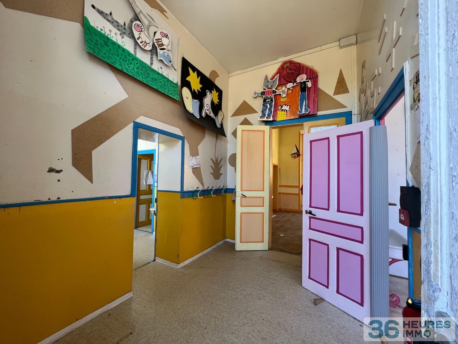 Ancienne école avec terrain, dépendances et vue dégagée sur la campagne