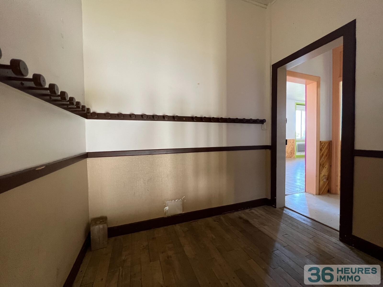 Ancienne école avec terrain, dépendances et vue dégagée sur la campagne