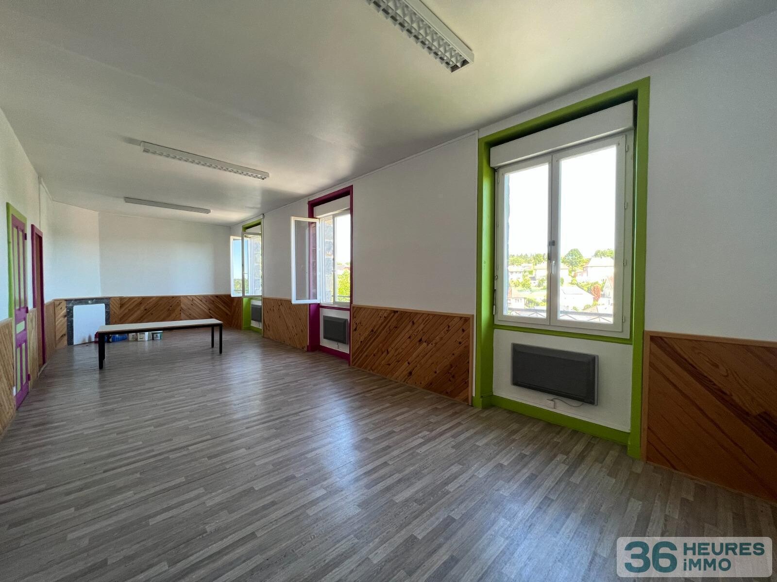 Ancienne école avec terrain, dépendances et vue dégagée sur la campagne