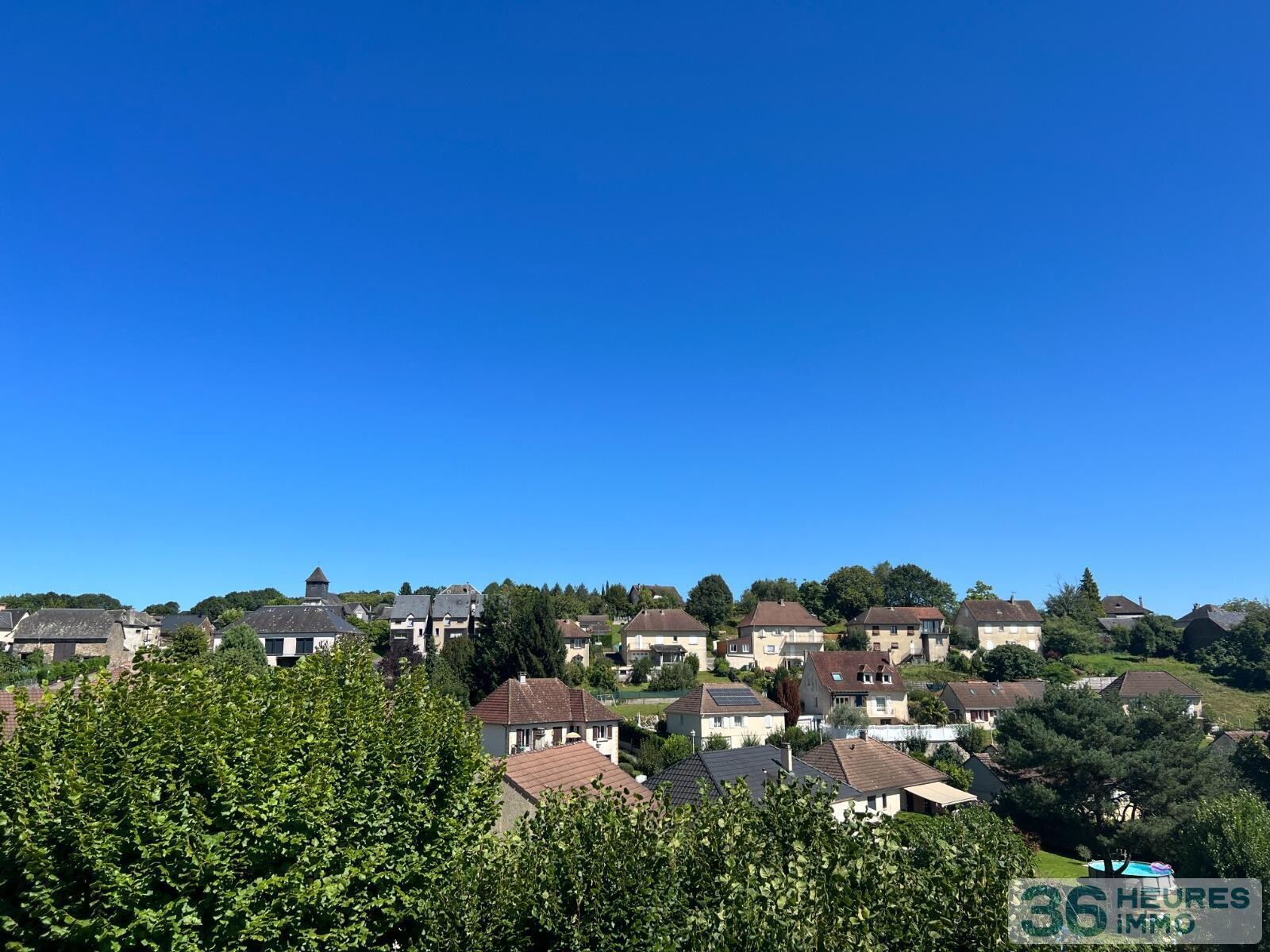 Ancienne école avec terrain, dépendances et vue dégagée sur la campagne