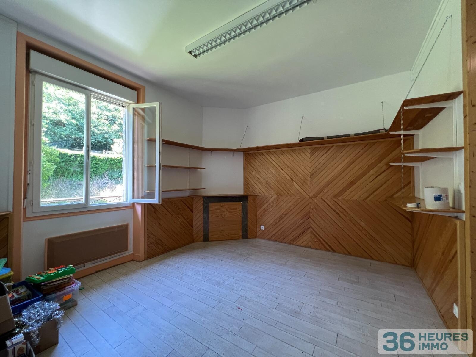 Ancienne école avec terrain, dépendances et vue dégagée sur la campagne