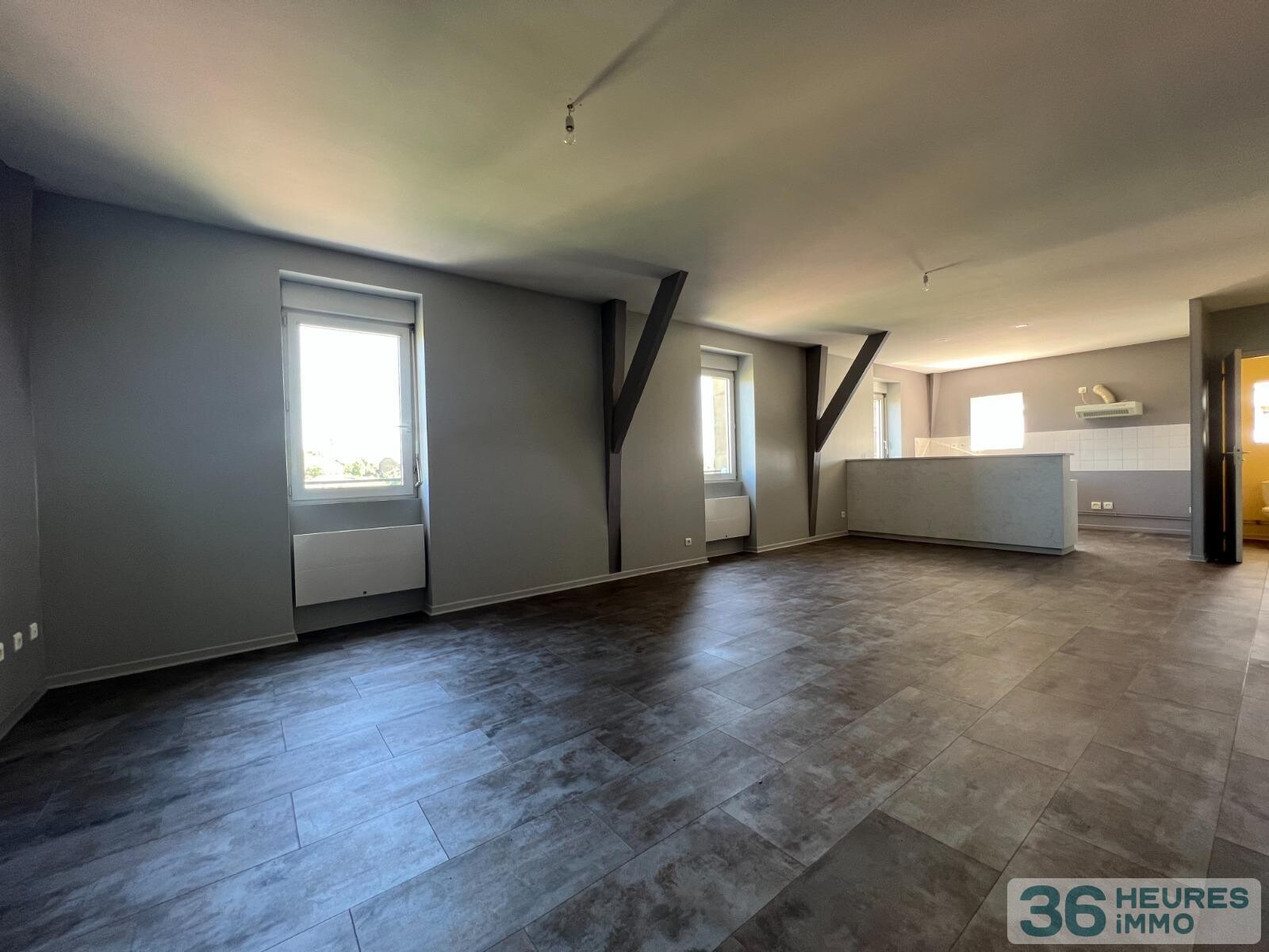 Ancienne école avec terrain, dépendances et vue dégagée sur la campagne