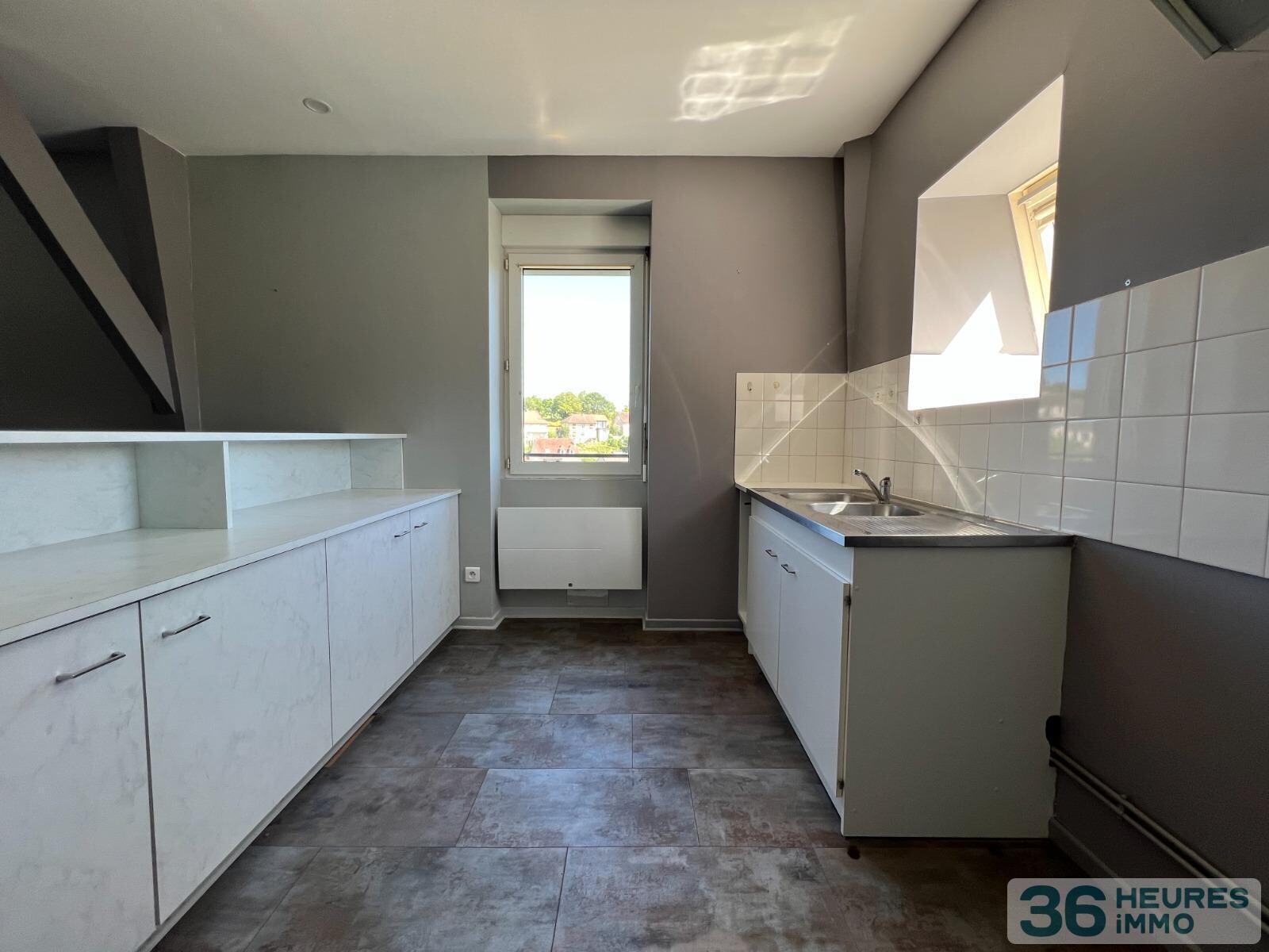 Ancienne école avec terrain, dépendances et vue dégagée sur la campagne