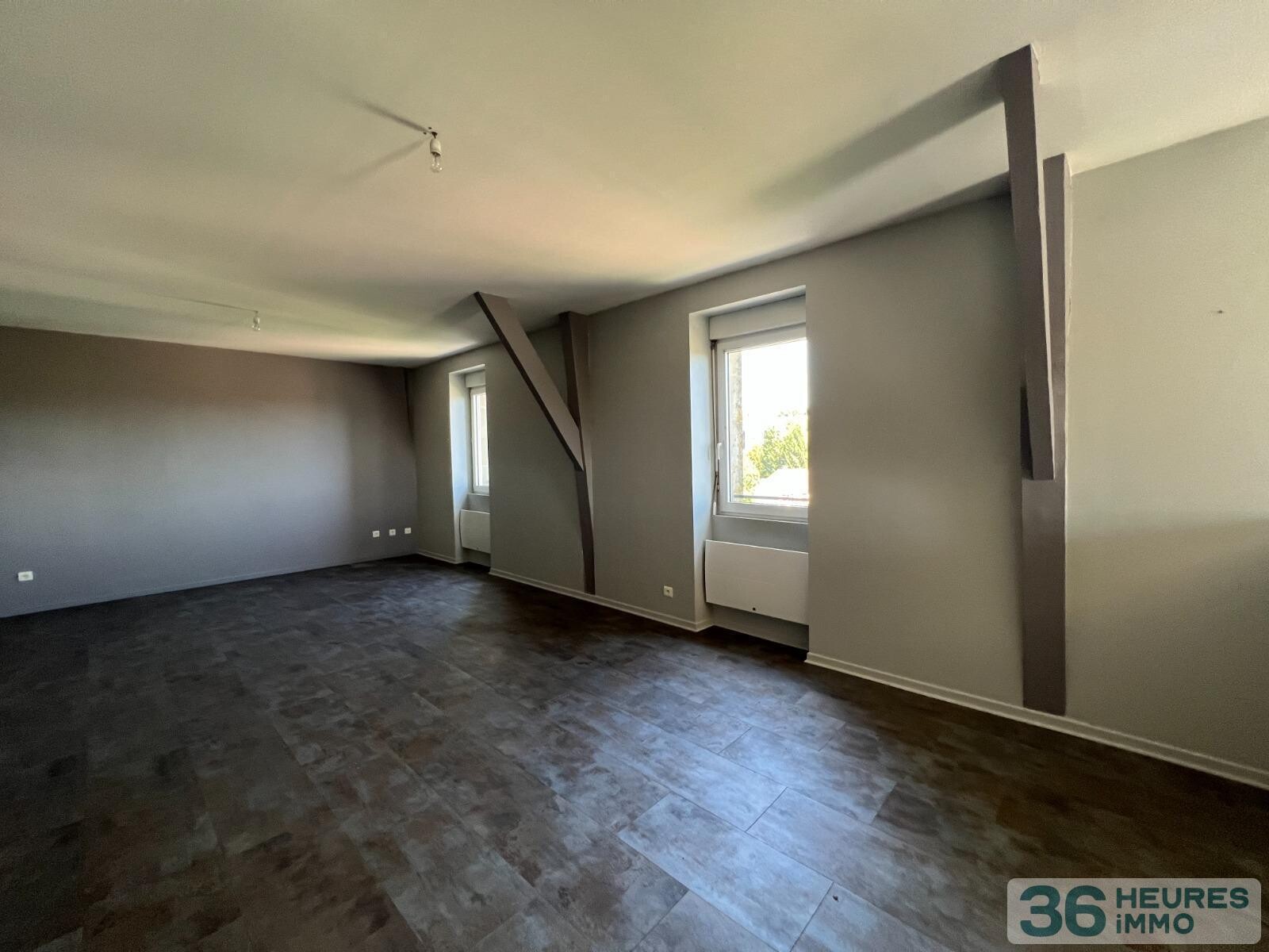 Ancienne école avec terrain, dépendances et vue dégagée sur la campagne