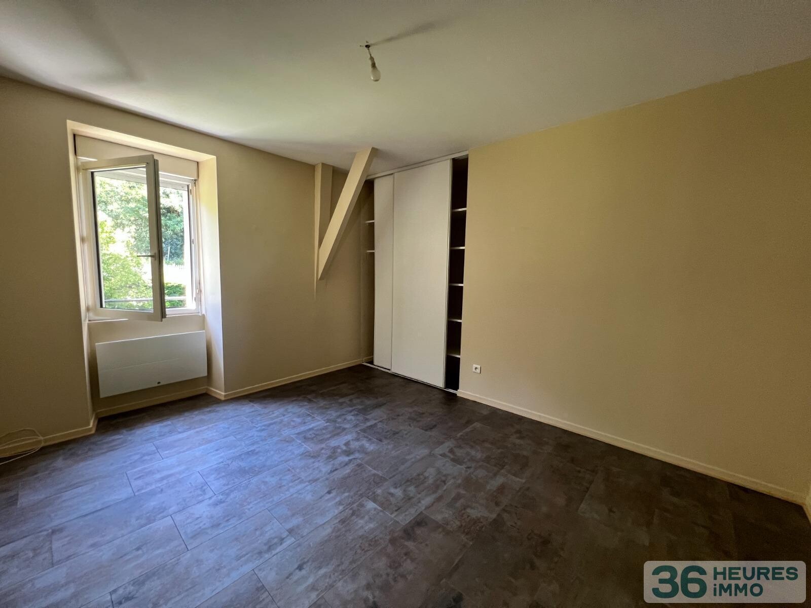 Ancienne école avec terrain, dépendances et vue dégagée sur la campagne