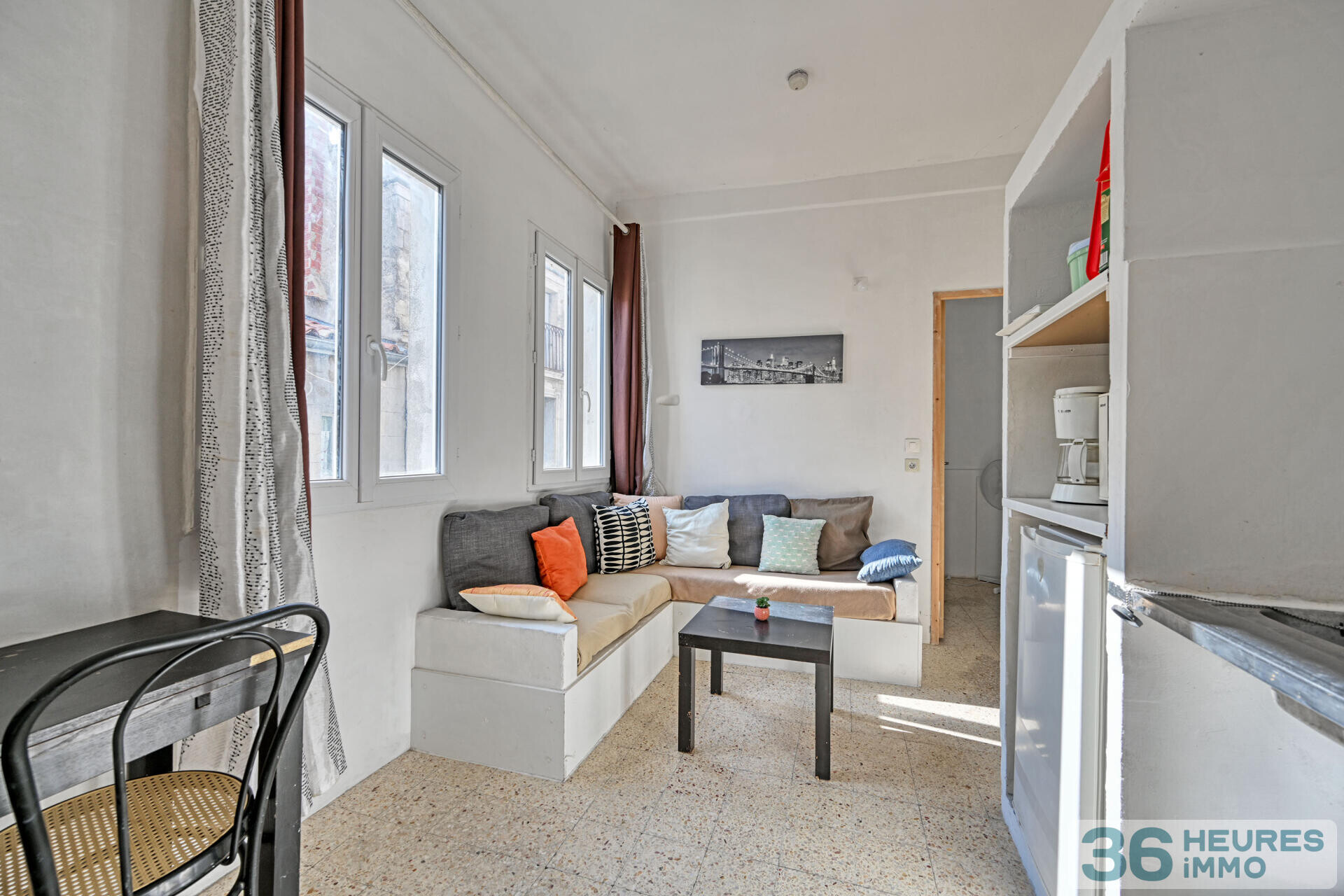 Ecusson - dernier étage et double exposition pour ce t2 dans un immeuble de caractère