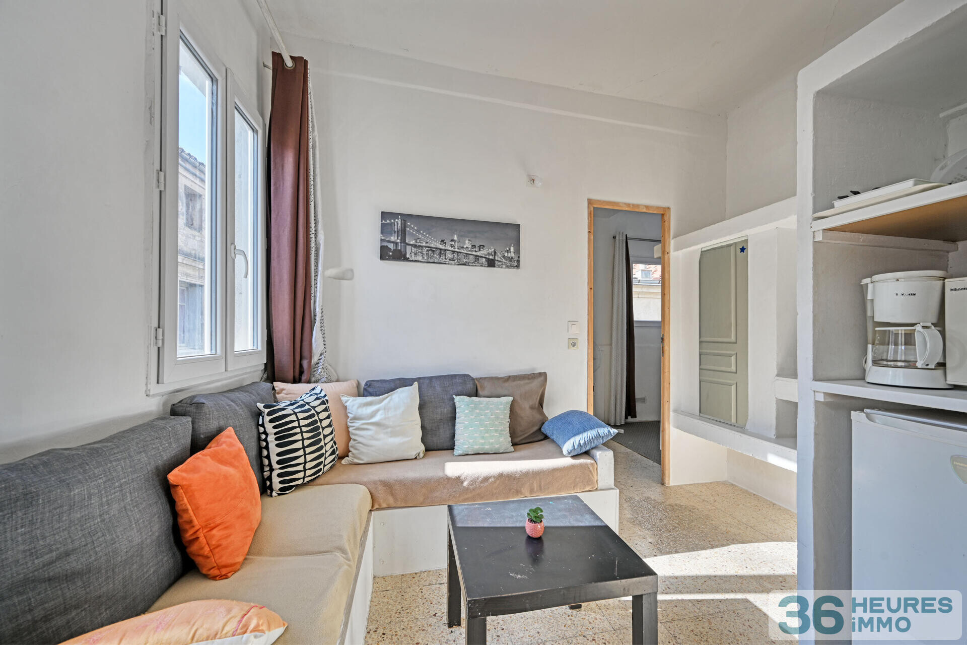 Ecusson - dernier étage et double exposition pour ce t2 dans un immeuble de caractère