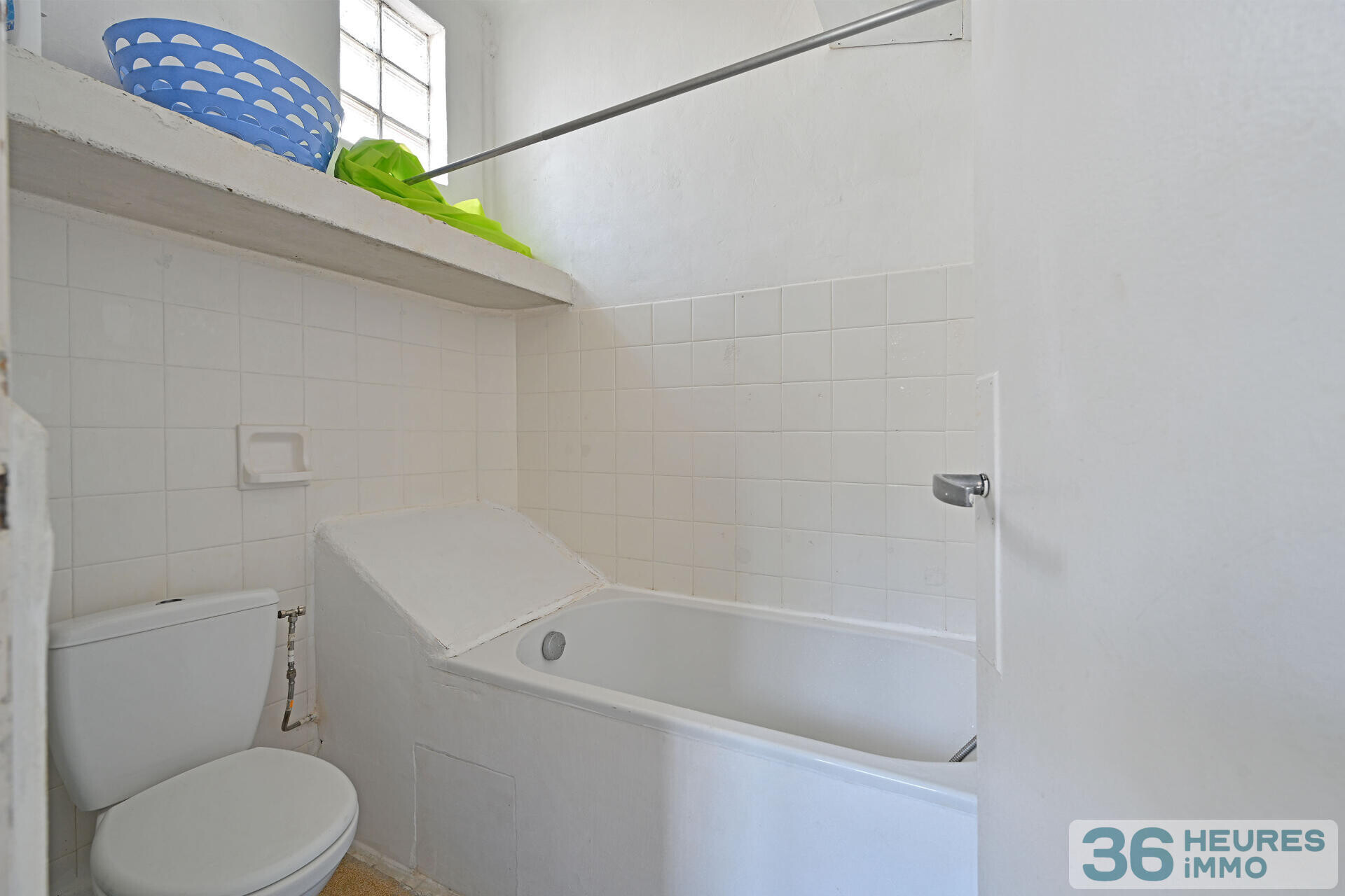 Ecusson - dernier étage et double exposition pour ce t2 dans un immeuble de caractère