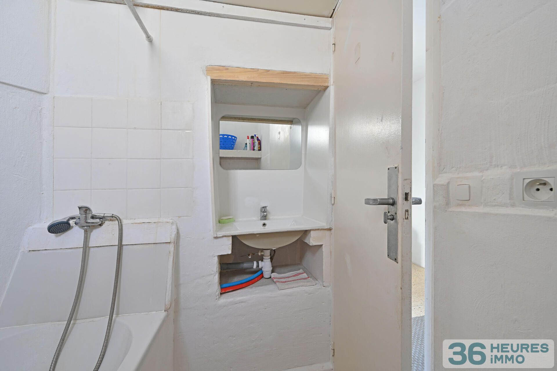 Ecusson - dernier étage et double exposition pour ce t2 dans un immeuble de caractère