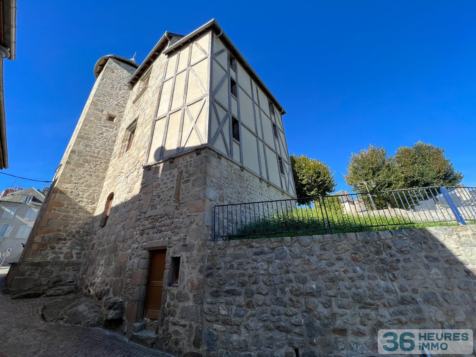 Immeubles en pierres du 13ème siècle en plein coeur de ville