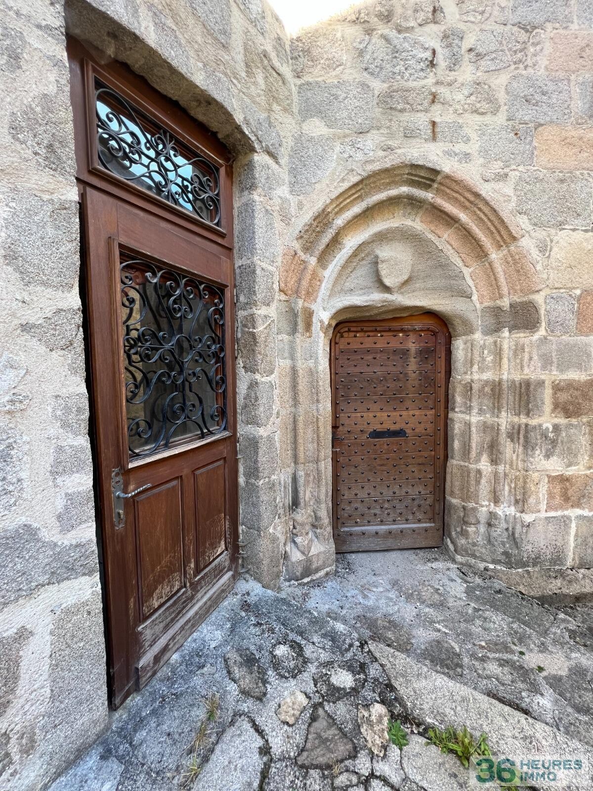 Immeubles en pierres du 13ème siècle en plein coeur de ville