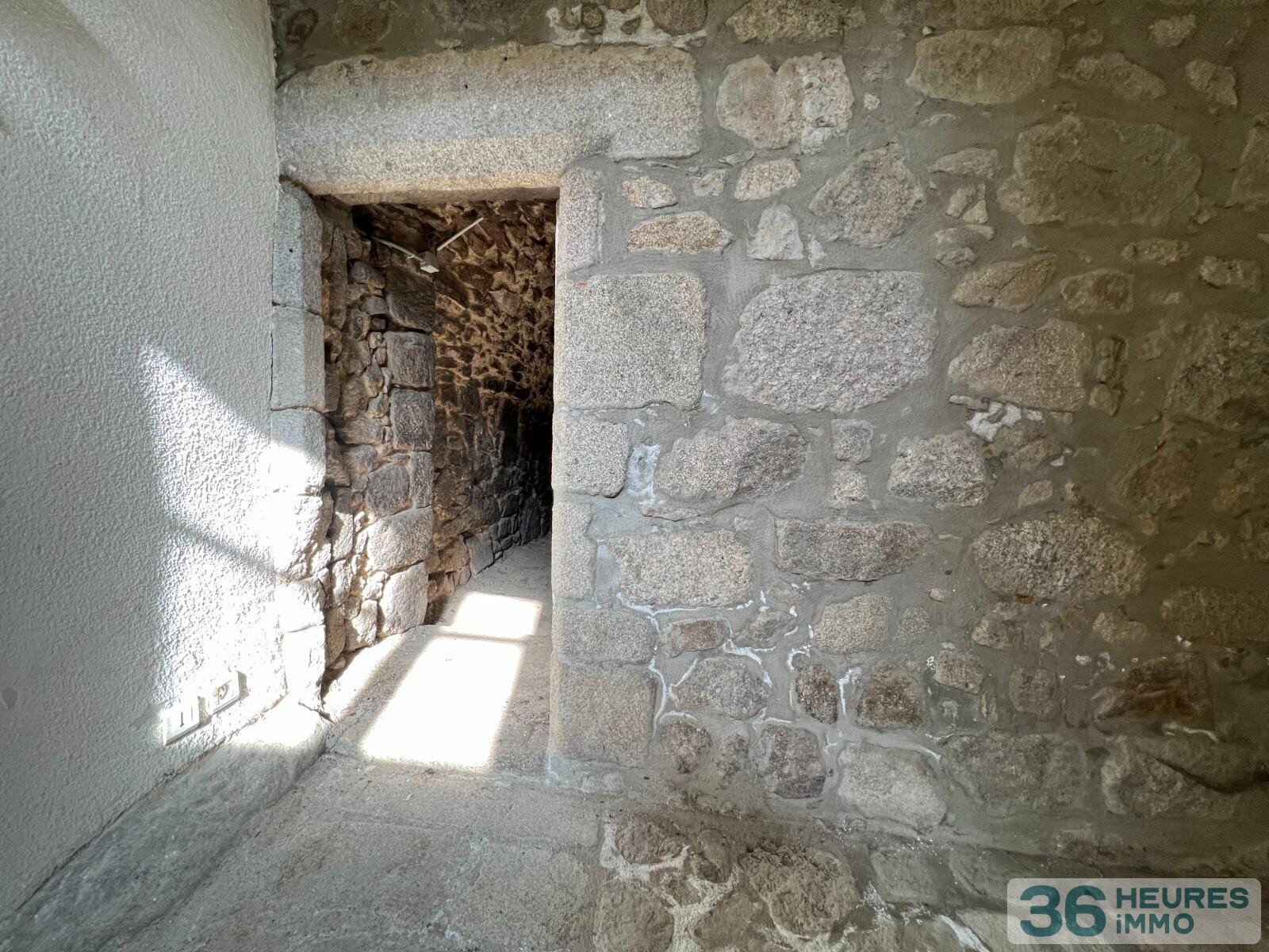 Immeubles en pierres du 13ème siècle en plein coeur de ville