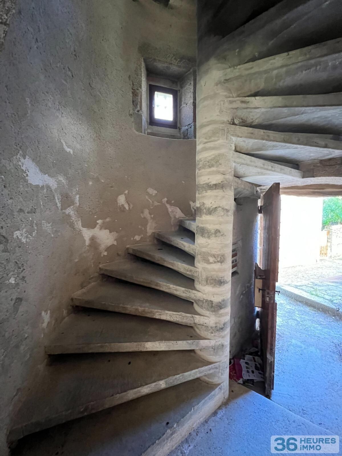 Immeubles en pierres du 13ème siècle en plein coeur de ville