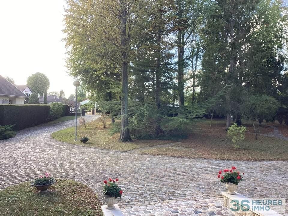 Pavillon style ile de france sur sous-sol avec partie de terrain constructible