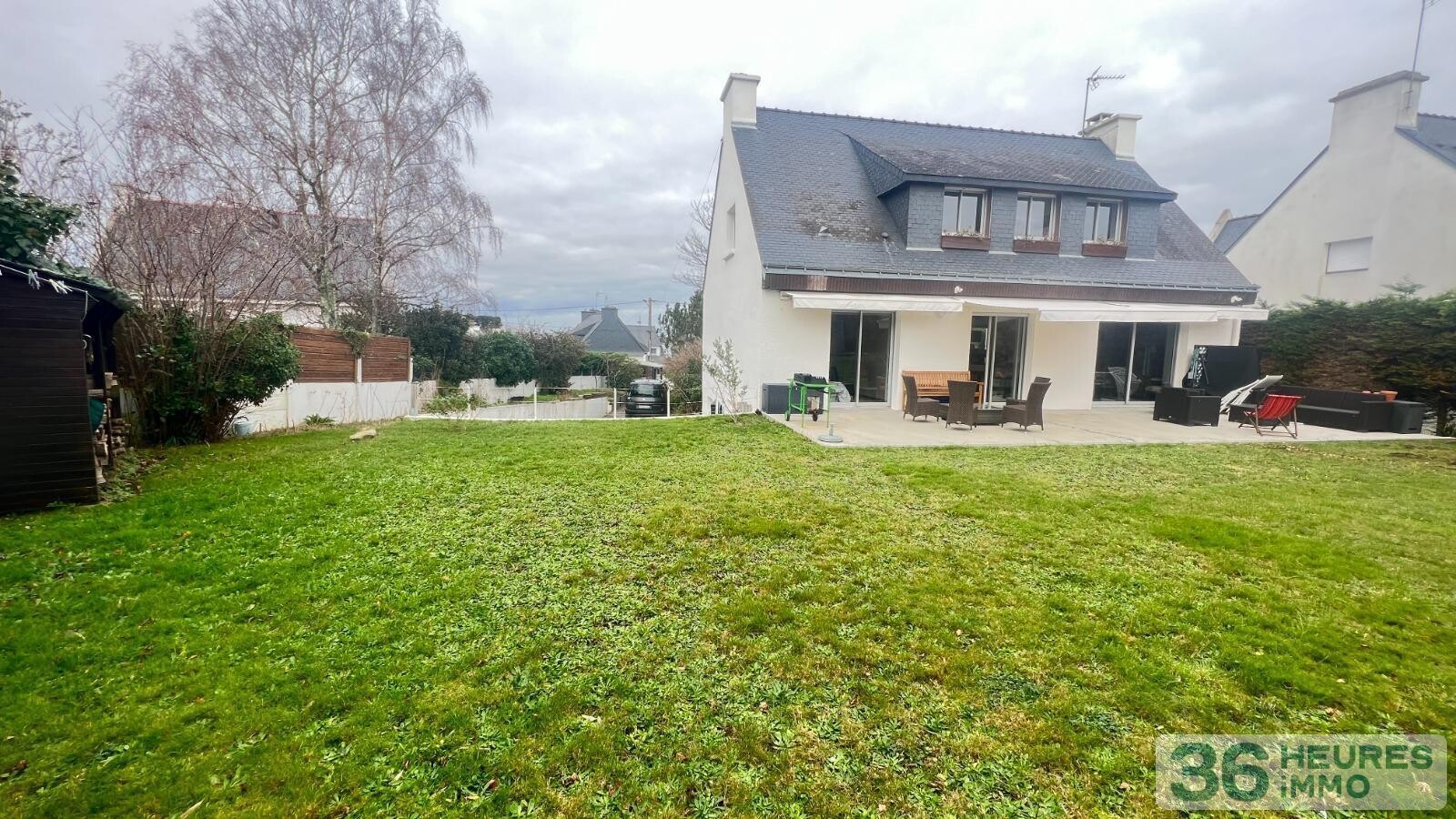 Maison avec vie de plain pied et grand jardin paysagé