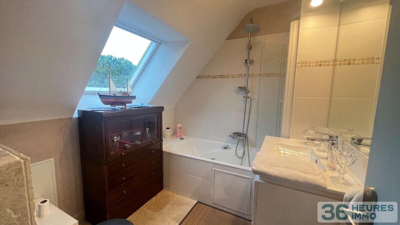 Maison avec vie de plain pied et grand jardin paysagé