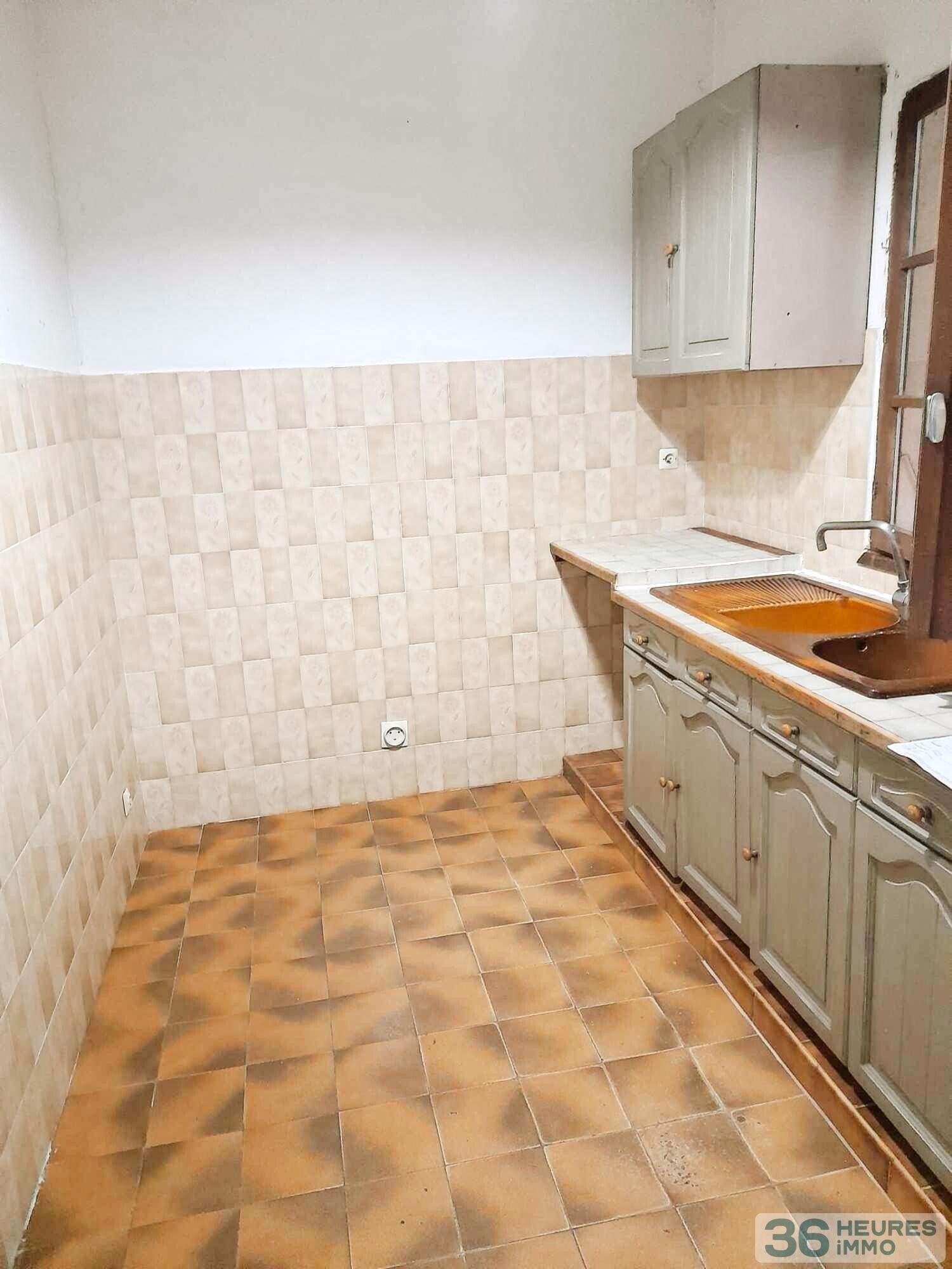 Maions à usage d'habitation fond et terrain en dépendant sur 2 niveaux
