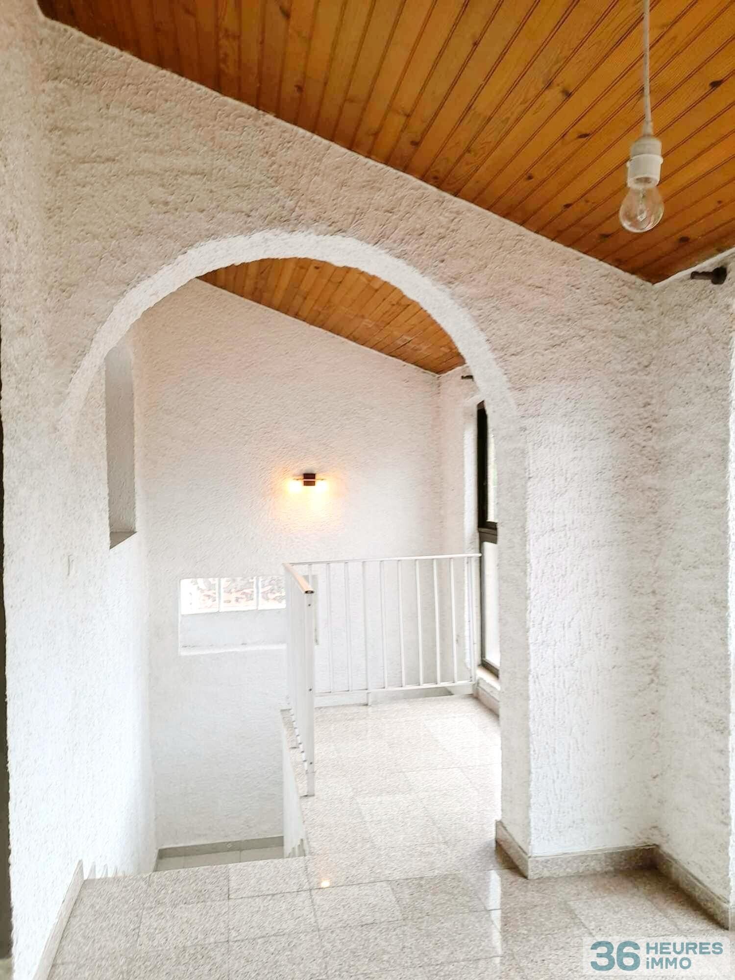 Maions à usage d'habitation fond et terrain en dépendant sur 2 niveaux