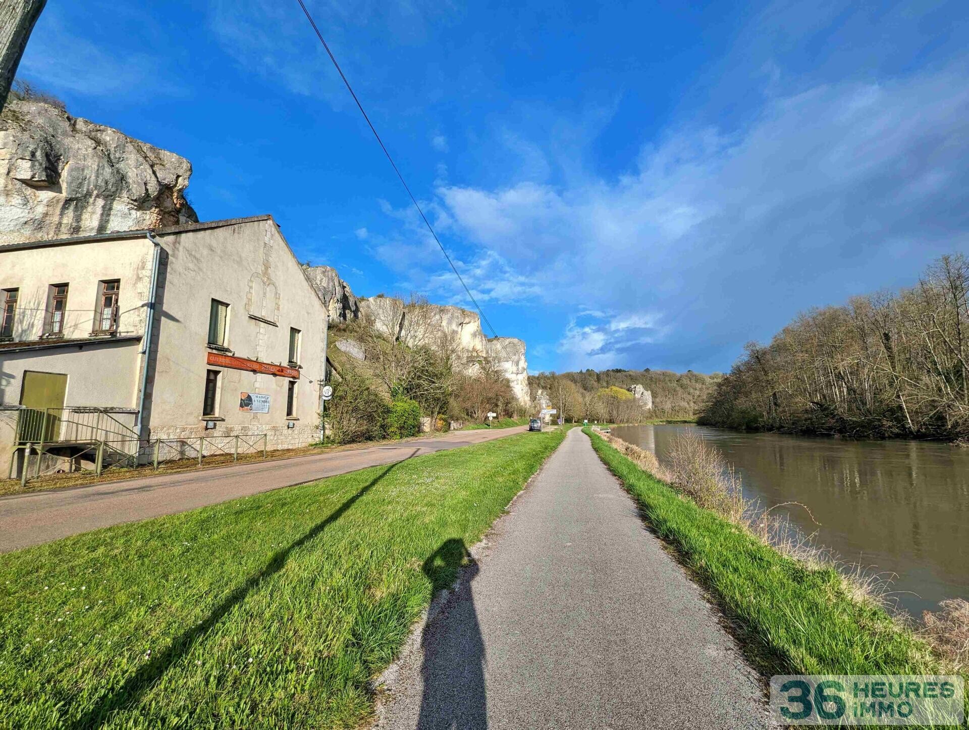 EN EXCLUSIVITE ANCIEN HOTEL RESTAURANT A REHABILITER AU PIED DES ROCHERS DU SAUSSOIS
