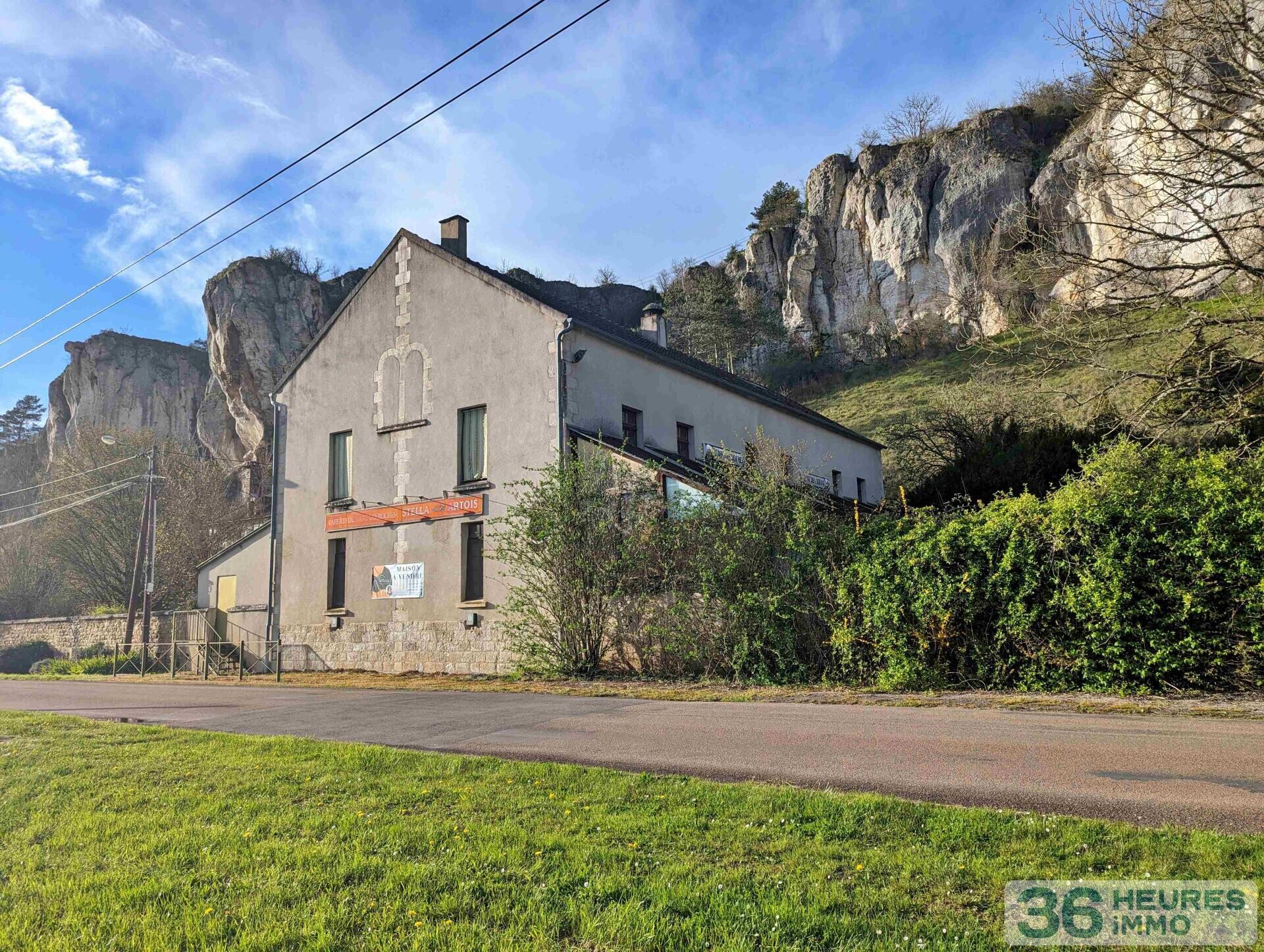EN EXCLUSIVITE ANCIEN HOTEL RESTAURANT A REHABILITER AU PIED DES ROCHERS DU SAUSSOIS