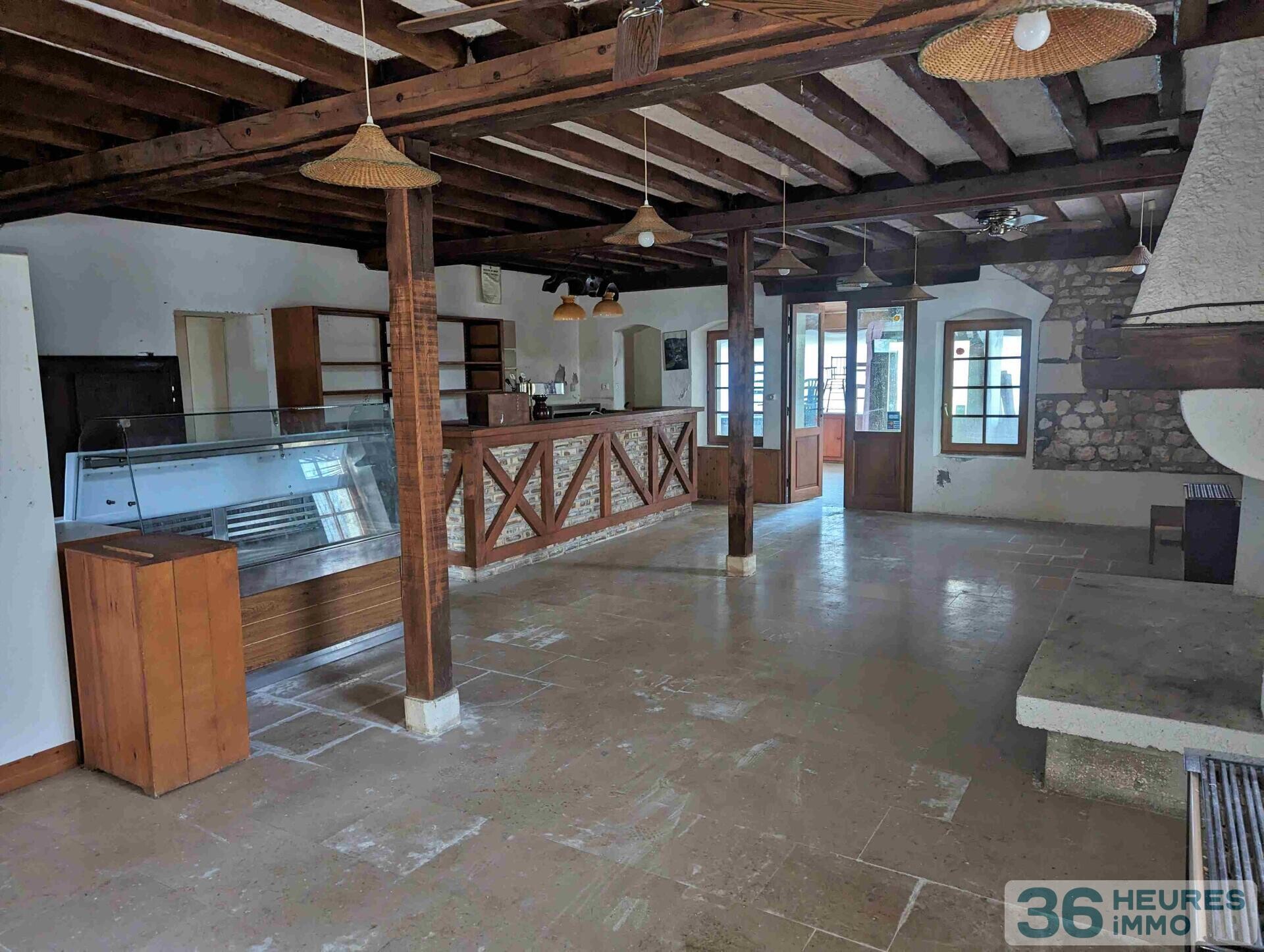 EN EXCLUSIVITE ANCIEN HOTEL RESTAURANT A REHABILITER AU PIED DES ROCHERS DU SAUSSOIS