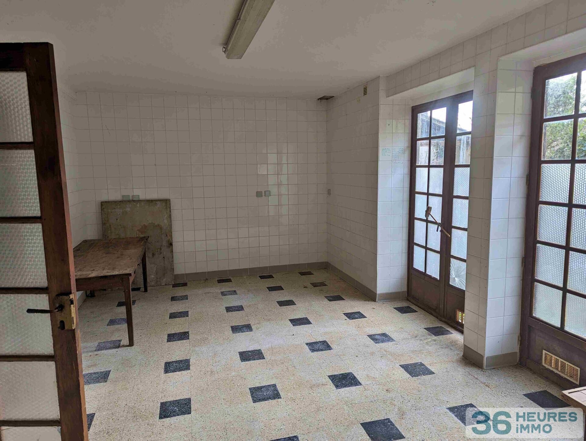 EN EXCLUSIVITE ANCIEN HOTEL RESTAURANT A REHABILITER AU PIED DES ROCHERS DU SAUSSOIS