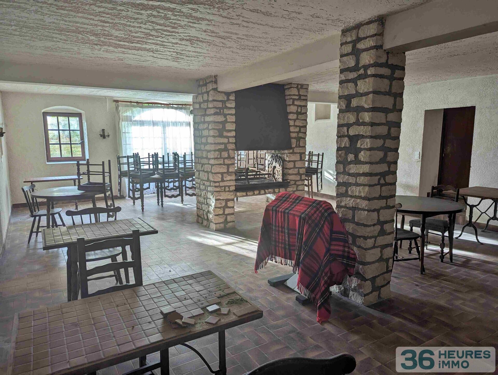 EN EXCLUSIVITE ANCIEN HOTEL RESTAURANT A REHABILITER AU PIED DES ROCHERS DU SAUSSOIS