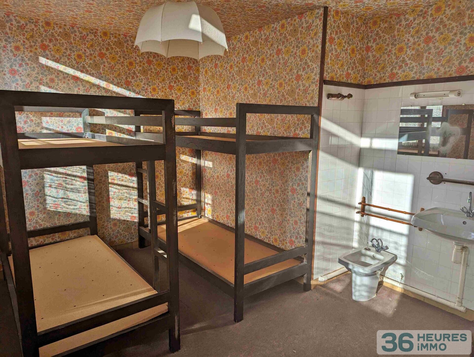 EN EXCLUSIVITE ANCIEN HOTEL RESTAURANT A REHABILITER AU PIED DES ROCHERS DU SAUSSOIS