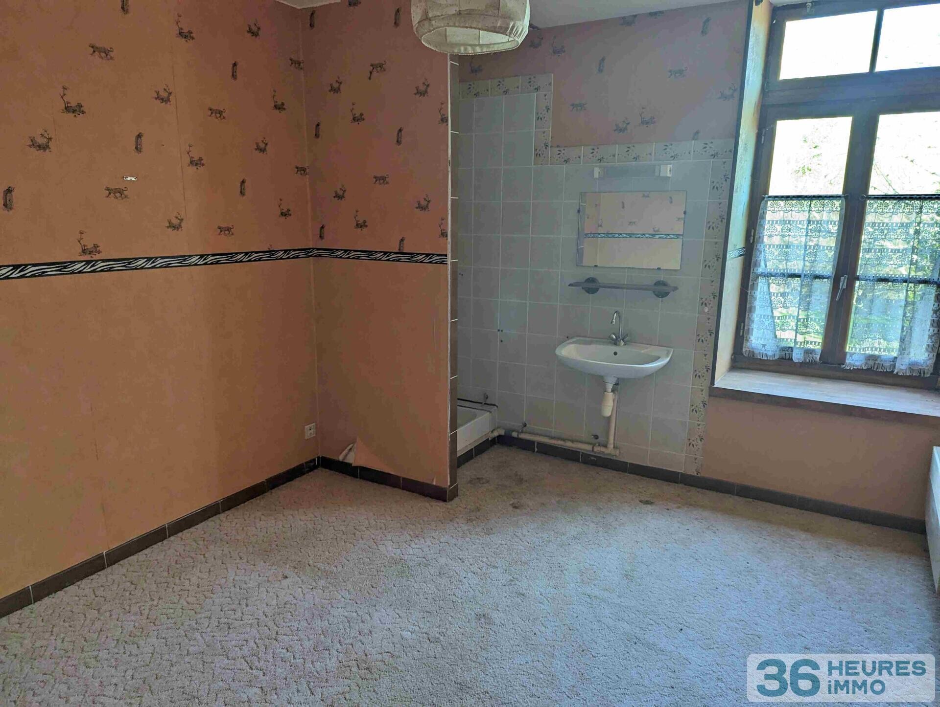 EN EXCLUSIVITE ANCIEN HOTEL RESTAURANT A REHABILITER AU PIED DES ROCHERS DU SAUSSOIS